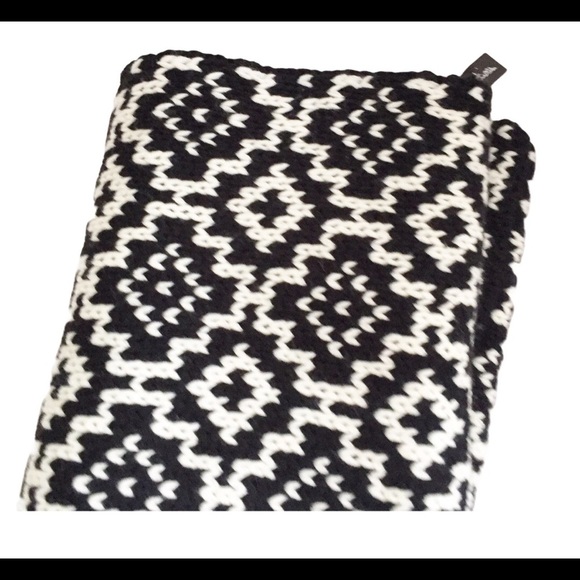 NWT SEDUCTIONS Geo Print Infinity Scarf Black/Ivory One  Size - Picture 4 of 7